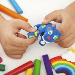 mani di bambino che giocano col pongo