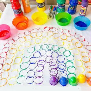 lavoretti di pasqua metodo Montessori, arcobaleno realizzato con ovetti di plastica colorati