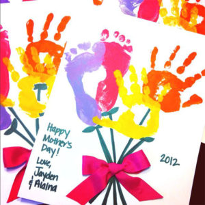 lavoretti festa della mamma, mazzo di fiori realizzato con le impronte delle mani e dei piedi