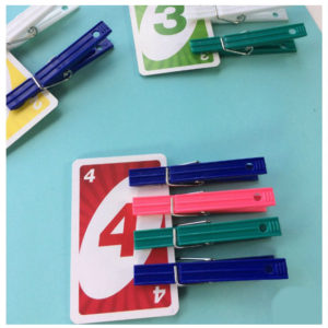 Giochi Montessori per imparare i numeri, mollette abbinate a carte da uno