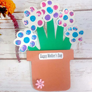 lavoretti festa della mamma, piantina con i fiori con le impronte delle mani del bambino