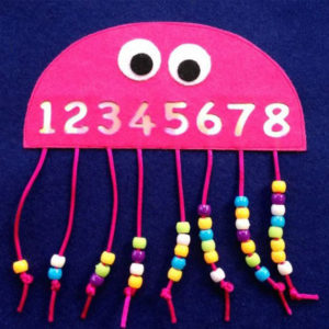 Giochi Montessori per imparare i numeri, polipo con le perline